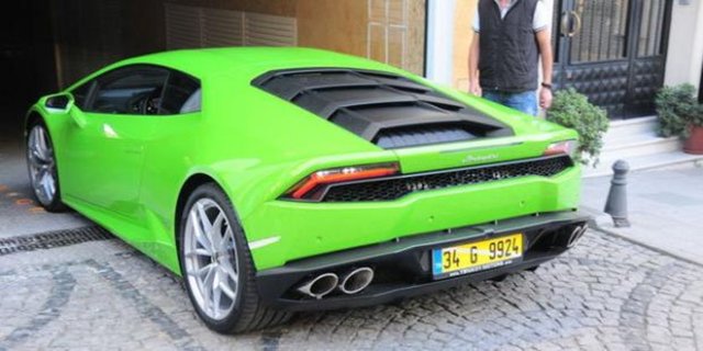 Sabri Sarıoğlu'ndan bir hafta önce de Fenerbahçeli Caner Erkin, eşi Asena Erkin'e 1.8 milyon lira değerinde yeşil renkli bir Lamborghini hediye etmişti. - (Hürriyet)