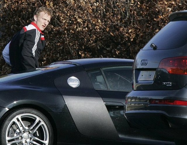 Fenerbahçe'nin Hollandalı yıldızı Dirk Kuyt Audi R8 kullanıyor. Kaynak: NTV