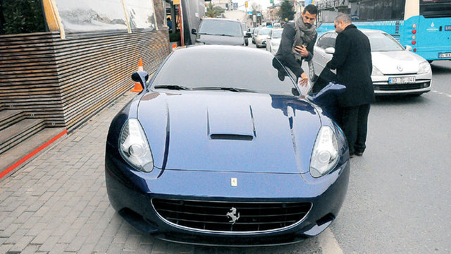 Fenerbahçe'nin başarılı file bekçisi Volkan Demirel, Ferrari California sahibi.