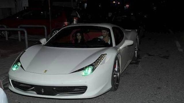 Caner Erkin, Ferrari 458 Italia kullanıyor.