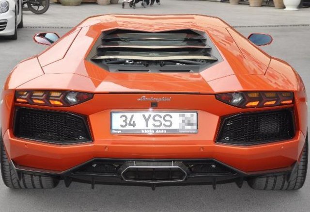 Tecrübeli futbolcunun, eşi Yağmur Sarıoğlu'na 890 bin Euro değerinde 'Lamborghini Aventador' marka otomobil hediye etmesi dünya medyasında da geniş yer buldu.