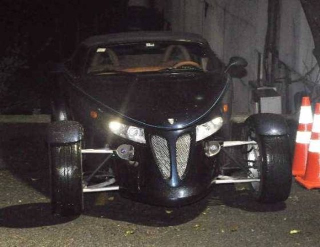 Fenerbahçe'nin Nijeryalı forveti Emenike, Chrysler Prowler kullanıyor.