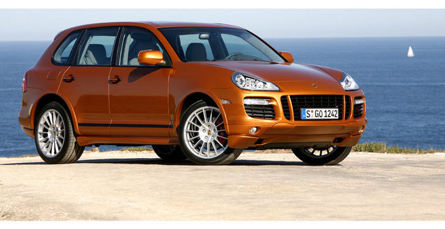 Robin Van Persie - Porsche Cayenne