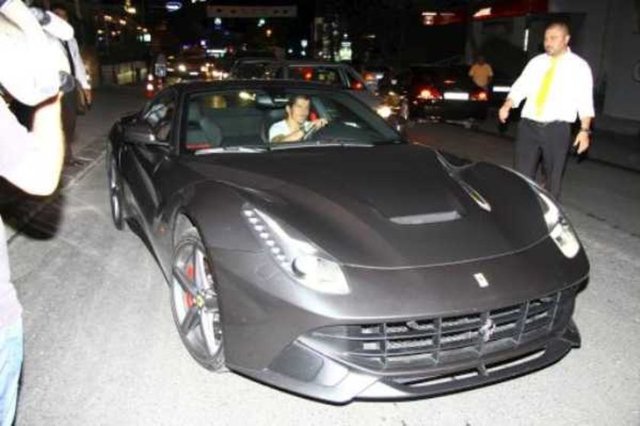 Emre Belözoğlu Ferrari F12 Berlinetta kullanıyor.