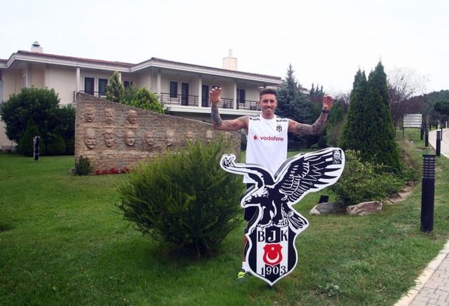 Beşiktaş, Metalist'ten Jose Sosa'yı 1.4 milyon euroya kiraladığını borsaya açıkladı. Arjantinli Jose Sosa'nın satın alma opsiyonu 2 milyon Euro.