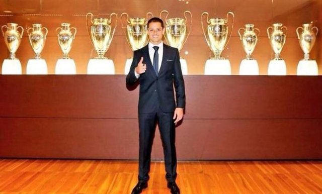 Real Madrid, Manchester United'tan Javier Hernandez'i satın alma opsiyonlu kiralandı.