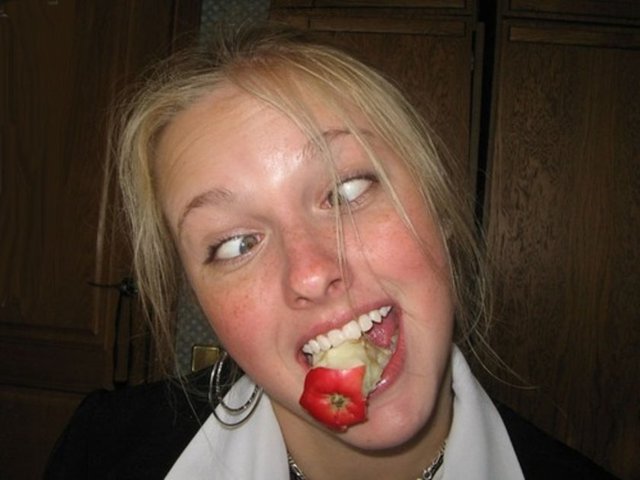 S1: Anne, yemegim bitti. disari cikabilir miyim oyun oynamaya?  - S2: Dersin bitti mi?