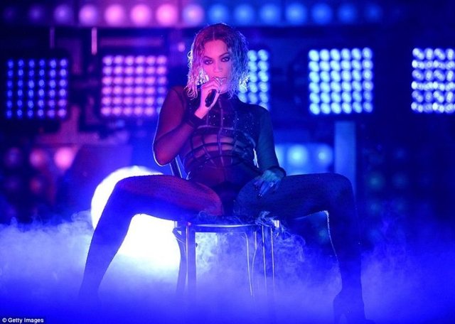 CR Fashion Book yeni sayısının kapak çekimi için objektif karşısıne geçen Beyonce tüm seksiliğini gözler önüne serdi.