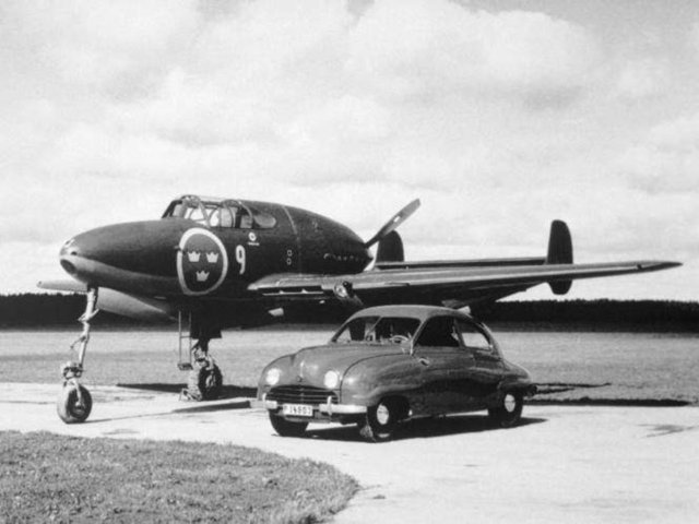 750cc, 2 silindirli bir motoru vardı. 762 kg'lik boş ağılırlığı sayesinde 110 km/s maksimum hıza ulaşabilen Saab 92 İsveç'li firmanın ilk otomobiliydi ve sadece yeşil renkle satın alınabiliyordu.