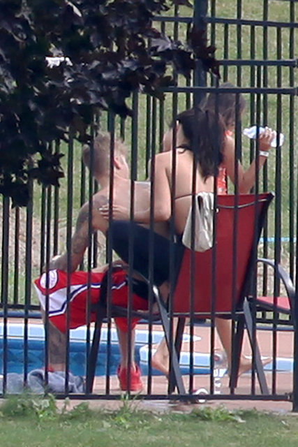 Havuz başında romantik anlar yaşayan çift, objektiflere böyle yansıdı...