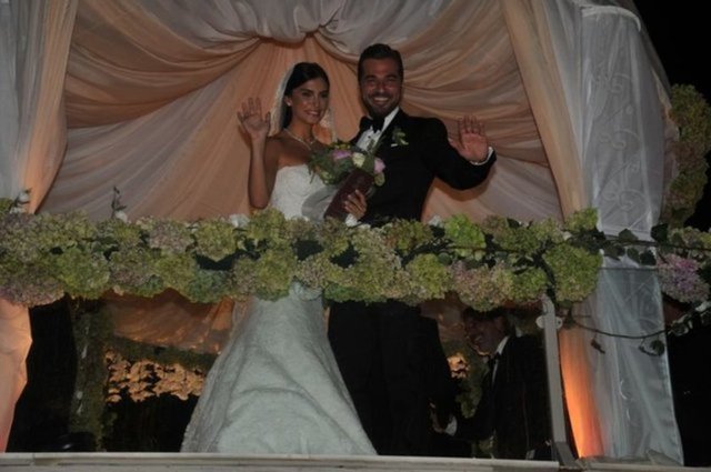 Altan'ı ilk kez on ay önce bir davette gördüm. Bir arkadaş vasıtasıyla tanıştık. İlişkimizin beşinci ayında da evlenme teklifi aldım. Altan'ı ilk gördüğüm gün "İşte evleneceğim adam!" dedim.