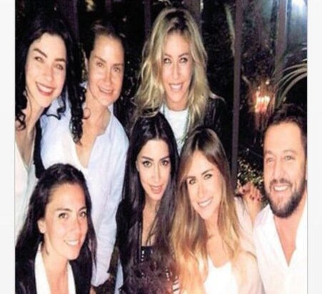 Öte yandan Sinem Kobal ile yeni sevgilisi olduğu iddia edilen Diyar Onar'ın arkadaşı çıktı. Sinem Kobal ve Diyar Onar, modacı Selma Çilek sayesinde tanıştı hatta birkaç ay önce aynı partide buluşmuştu.