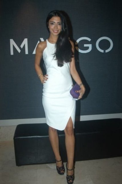 Duygu Çetinkaya'nın, Arda Turan'ın çevresine "Kız arkadaşım" diye tanıttığını ileri sürdüğü Diyar Onar, genç futbolcuyla 'sadece arkadaş' olduklarını söyledi: