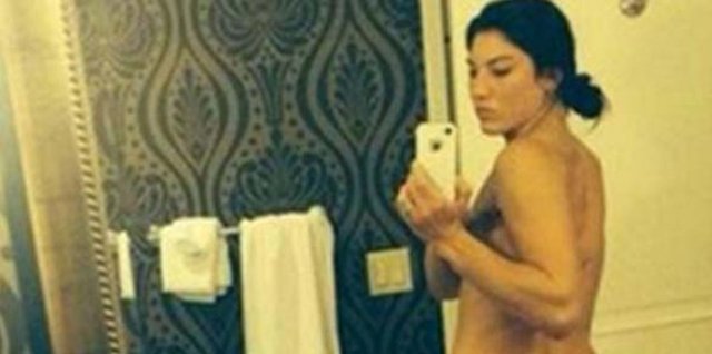 ABD Kadın Milli Takımı kalecisi Hope Amelia Solo da bilgisayar korsanlarında çıplak fotoğrafları çalınan ünlüler arasında yer aldı. 981 doğumlu başarılı eldiven 2000 yılından bu yana ABD kadın Milli takımının kalesini koruyor.