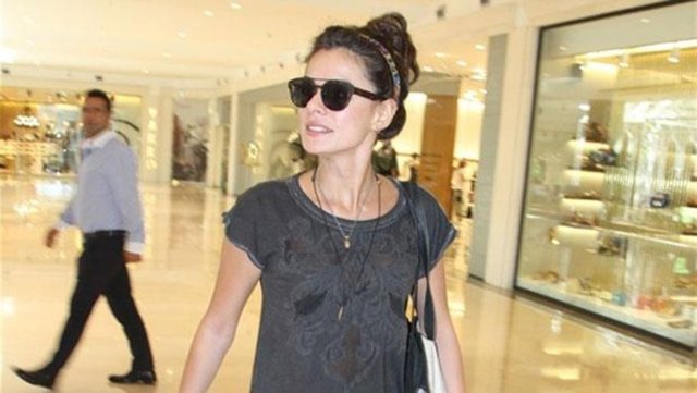 Gazetecileri fark edince makyajsız yüzünü gizlemek için güneş gözlüklerini takan genç oyuncu, hakkında çıkan haberlere sitem etti.