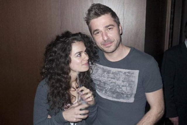 Düzyatan, Özpirinçci'nin o dövmesini şöyle anlatmıştı: Dövmecimiz 'Vampir ısırığını nasıl yapacağım?' dedi. Elma vardı, ısırdım. O diş aralığını hesaplayarak yaptı.