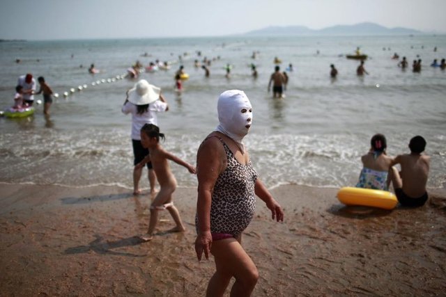 Face-kini, yani yüz bikinisi... Çin'de yazın kavurucu sıcağında plajlarda çok popüler...