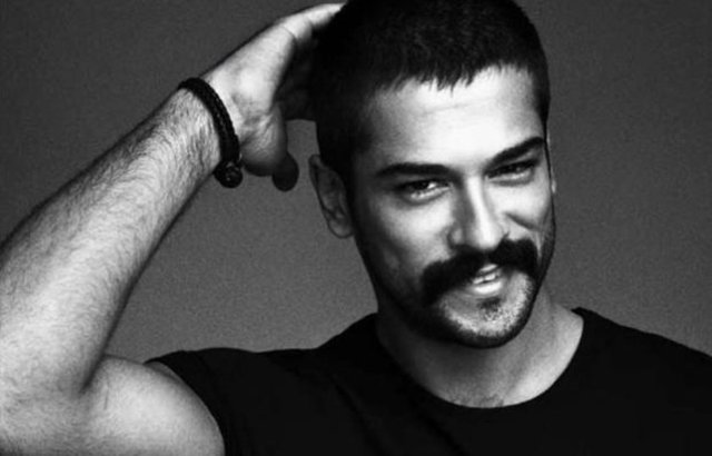 Röportajı yayınlanan oyuncu Aslıhan Güner ise, Kenan İmirzalıoğlu'nun oynadığı bir dizide sevdiği kızın başkası ile olduğunu öğrenince duvara çöküşü ve yüz ifadesi sahnelerinin beyninde kazındığını ifade ederken,