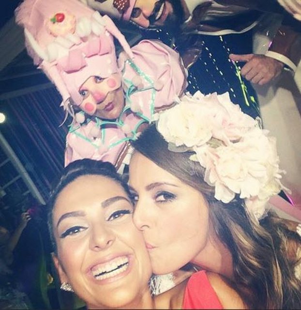 Çifti bu özle gecesinde Bergüzar Korel, Halit Ergenç, Ata Demirer, Özge Borak ve birçok arkadaşının yanı sıra Doğa Rutkay'ın SHOW TV'de birlikte çalıştığı Güldür Güldür ekibi de yalnız bırakmadı.