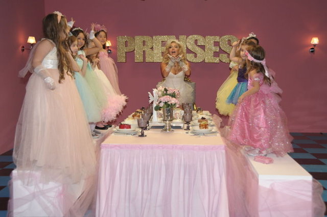 Ablası Hülya Açıkgöz'ün yönettiği klipte ünlü popçu, prenses olarak kamera karşısına geçti.