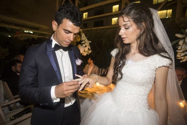 Kenan'ın doğup büyüdüğü kent olan Sakarya'da dün sabah evlenen çift, daha sonra Barcelona'ya gitti. Barcelona'da deniz kıyısındaki bir otele kalan çift, burada evlilik fotoğrafları çektirdi.