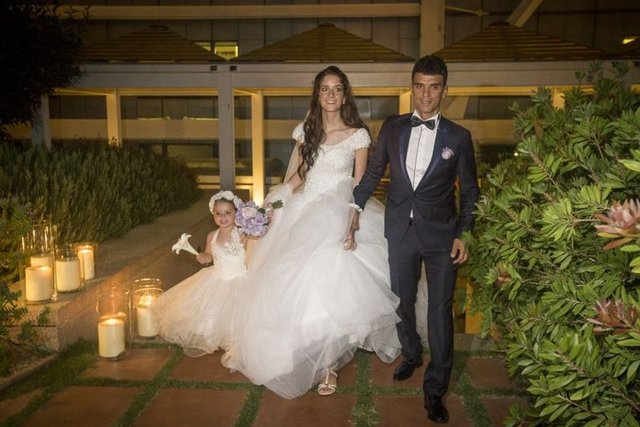 Türkiye'nin yetiştirdiği en büyük motosikletçilerden olan ve 3 kez Dünya Süpersport Şampiyonluğu bulunan 30 yaşındaki milli motosikletçi Kenan Sofuoğlu, Julia Looman ile Türkiye'de evlendikten sonra İspanya'nın Barcelona kentinde düğün yemeği verdi.  -