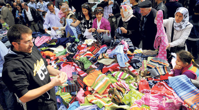 Okul kıyafetlerini seçerken kaliteye önem verilmesi gerektiğini anlatan uzmanlar, "Okul çağı çocuklarına seçilecek ayakkabılar rahat, yumuşak ve esnek olmalıdır" dedi.