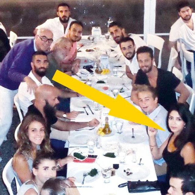 Arda Turan ve Diyar Onar'ın aynı masada görüldüğü bu kare de Instagram'da paylaşılmıştı..