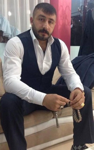 Zorla çek-senet tahsilatı ve silahla adam yaralama da dâhil birçok suçtan 12 yıl cezaevinde kaldığı öğrenilen 'Bingöllü Kenan' lakaplı şahsın aracına kumaştan yapılma cırt cırtlı sahte plaka takıldığı da belirlendi.