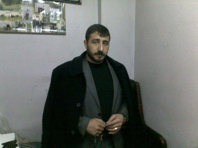 Önleyici Hizmetler Şube Müdürlüğü'ne bağlı motosikletli Yunus Timleri'nce şüphe üzerine yapılan aramada aracının içinden 2 tabanca, kelepçe, komando bıçağı, çelik yelek ve 30 dolu fişek çıktı.