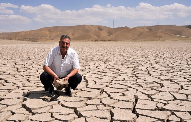 Gürpınar Sulama Birliği Başkanı Mehmet Avcı, "Her yıl çiftçinin sulaması bittiğinde barajdaki su seviyesi yüzde 50 oranında oluyordu. Şu anda seviye yüzde 20'de. Bu da gelecek yıl için tehlikenin işareti" dedi.
