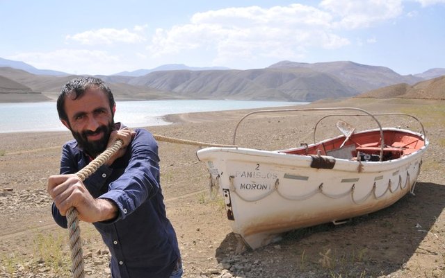 Türkiye'nin birçok yerinde görülen kuraklık Doğu'da da etkili oldu. Van'ın Gürpınar İlçesi'ne hayat veren sulama amaçlı Zernek Barajı'nda su düzeyi, su tutulduğu 1985 yılından bu yana ilk defa yüzde 20'ye kadar düştü.