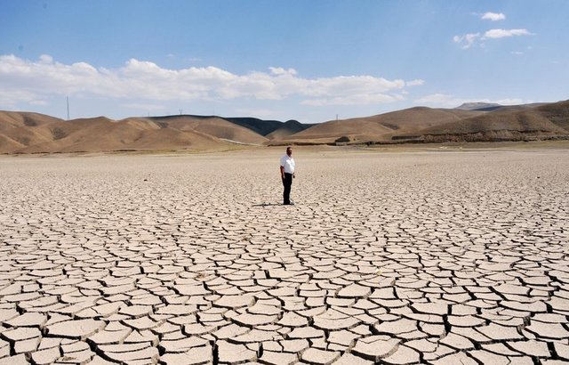 Zernek Barjı'nın kurulduğu 1985 yılından bu yana ilk defa su seviyesinin bu kadar düşmesinin kedilerini endişelendirdiğini belirten Gürpınar Sulama Birliği Başkanı Mehmet Avcı, "Bu yıl kar yağışı az olduğu gibi sonbahar yağışlarını da görmedik.