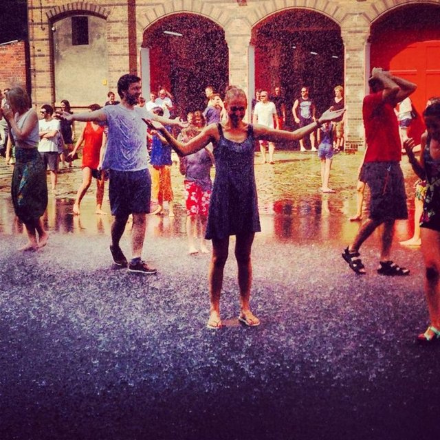 Hayranları fotoğrafların altında Meryem Uzerli'nin Fas, İspanya, İtalya ya da Avustralya'da olduğunu tartışıyor.