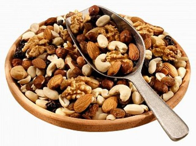 Kolesterolle mücadelede elinizi güçlendiren gıdalardan biri de kuruyemiştir. Özellikle badem, fıstık, ceviz ve kaju fıstığı iyi bir seçimdir. Ancak porsiyon kontrolüne dikkat edin.