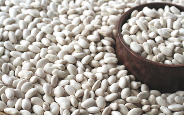 Kalp sağlığı için vazgeçilmez olan fasulye, içeriğindeki lif sayesinde kolesterolü düşürmeye yardımcıdır.