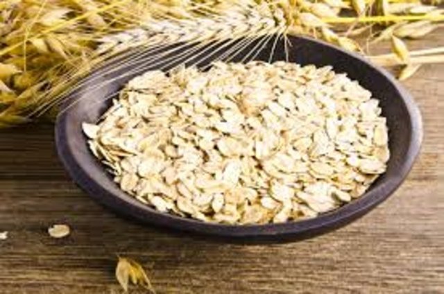 Eğer kolesterolü düşürmek istiyorsanız, kahvaltınızda mutlaka yulaf tüketin. LDL ile başa çıkan beta-glukan yulafta bol miktarda bulunur.