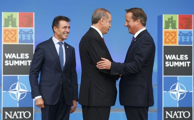 Gelenleri İngiltere Başbakanı David Cameron ve NATO Genel Sekreteri Anders Fogh Rasmussen karşılayıp fotoğraf çektirdi.