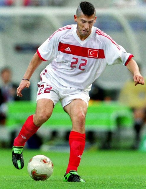 Yıldız oyuncu, sarı kırmızılıların 1996-2000 arasındaki efsanevi kadrosunun temel taşlarından biriydi.