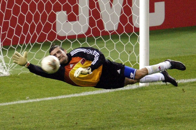 Fatih Terim, Rüştü'yü ilk olarak Piontek'in yardımcılığını yaptığı dönem Antalyaspor altıyapısında keşfetti.