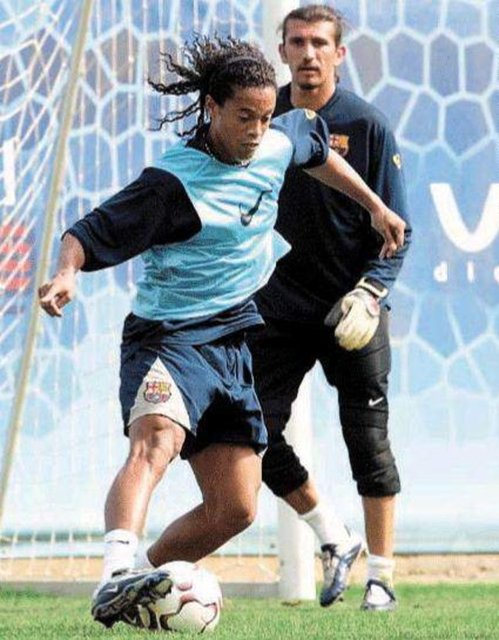 Yıllarca Fenerbahçe, Beşiktaş ve Milli Takım'ın kaleciliğini yapan Rüştü'yü daha gençlik yıllarında farkına vararak Türk futboluna kazandırdı.