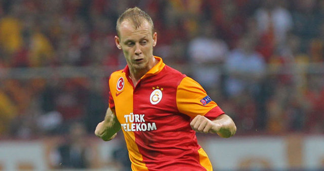 Genç savunmacı, özellikle Fenerbahçe derbisinde büyük eleştirilere maruz kalmıştı.