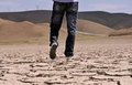 20 oranına kadar düştü. Suların çekilmesinden dolayı balıkçı teknelerinin bile karada kaldığı baraj gölünün büyük bir kısmında derin çatlaklar oluştu.\n