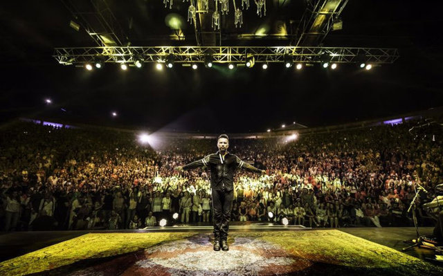 Konserin ortalarında - başlayan şiddetli yağmura - rağmen sahneden inmeyen Megastar, sevilen - şarkılarını Açıkhava Tiyatrosu'nu dolduran 6 bin - hayranıyla birlikte söyledi.