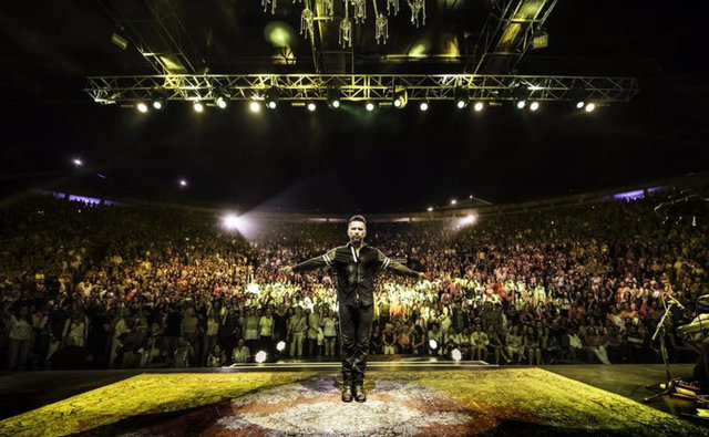 Zeki Müren'den - 'Şimdi Uzaklardasın', Barış - Manço'dan 'Sarı Çizmeli - Mehmet Ağa' ve Cem Karaca'dan - 'Islak Islak'ı söyleyen - Megastar'ın, Kayahan'ın - şarkısı 'Yemin Ettim' yorumu - ise izleyicileri mest etti.