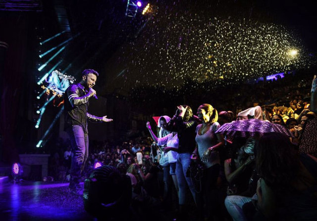 TARKAN, gecede ilk kez kendi - şarkılarının yanı sıra başka - isimlerle özdeşleşmiş şarkılar - da seslendirdi.