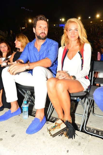 Tarkan'ı izleyenler - arasında çiçeği burnunda - âşıklar Burcu Esmersoy- - Başar Savur ikilisi de - vardı.