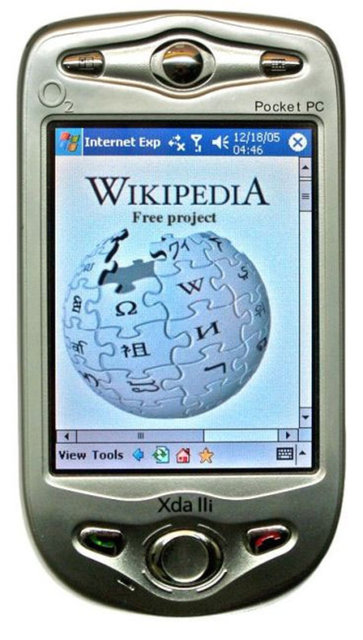 2001'de Microsoft, "Windows Pocket PC OS" ile Windows işletim sistemiyle çalışacak bir akıllı telefon çıkaracağını duyurdu. İlk ürün de 2002'de "Pocket PC" alt markasıyla piyasaya sürüldü.