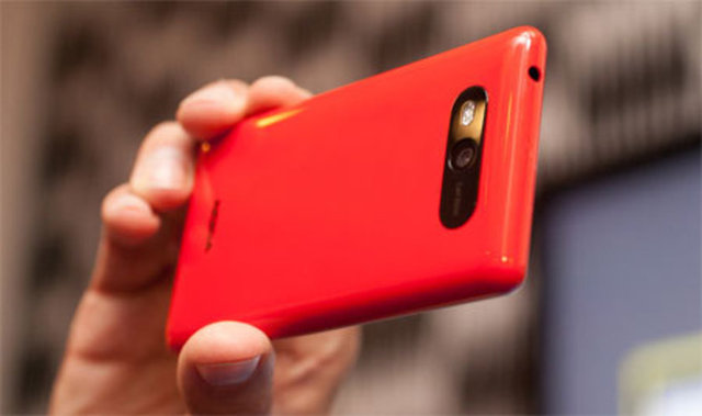 Basitçe, büyük sensörler daha yüksek mega-piksel sayılarıyla gelirler ve yüksek mega-piksel de daha fazla ışık yakalayabilir anlamına gelir.