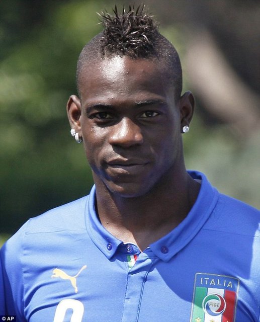 Mario'nun tüm zamanını futbol oynayarak değerlendirdiğini farkeden anne Francesco, oğlunu bir futbol okuluna yazdırmaya karar verdi onu USO Mompiano'nun alt yapısına gönderdi.